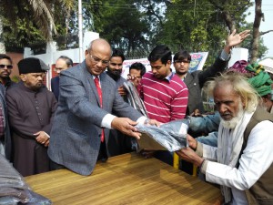 A group of Aligarh Muslim University students and staff distributed blankets to the needy