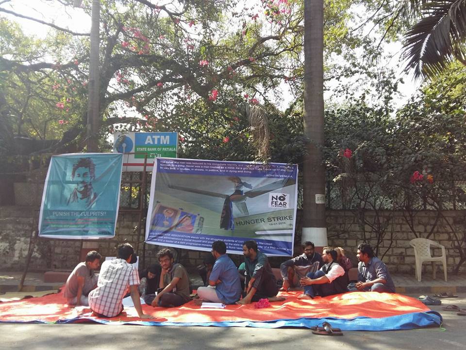 Students on a dharna in front of the FTII gate, in Pune.