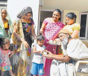 Generous Beggar distributed gold earrings and books
