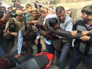 Advocates, journalists and Kanhaiya beaten up. Kanhaiya sent to jail till 2nd March