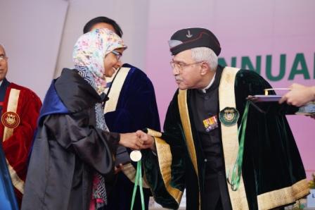 JMI Chancellor Lt Gen (Retired) M A Zaki presenting a Gold Medal to a graduating student at the university's Convocation-2016
