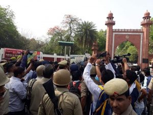 Members of Hindu Yuva Vahini Enters AMU Campus with Weapons,Ex Vice Prez Hamid Ansari was in Campus,RAF Deployed at Campus