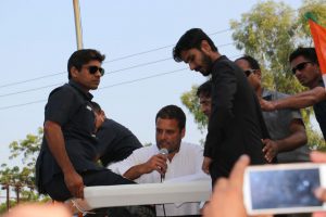 AMU Students welcome Rahul Gandhi During Kissan yatra at University Circle