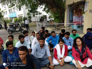 Lucknow University : Students met proctor and vice-chancellor, received unsubstantial answers; Students start Hunger Strike